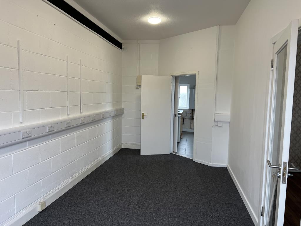 Lot: 67 - LEASEHOLD COMMERCIAL UNIT WITH PARKING - Internal office area